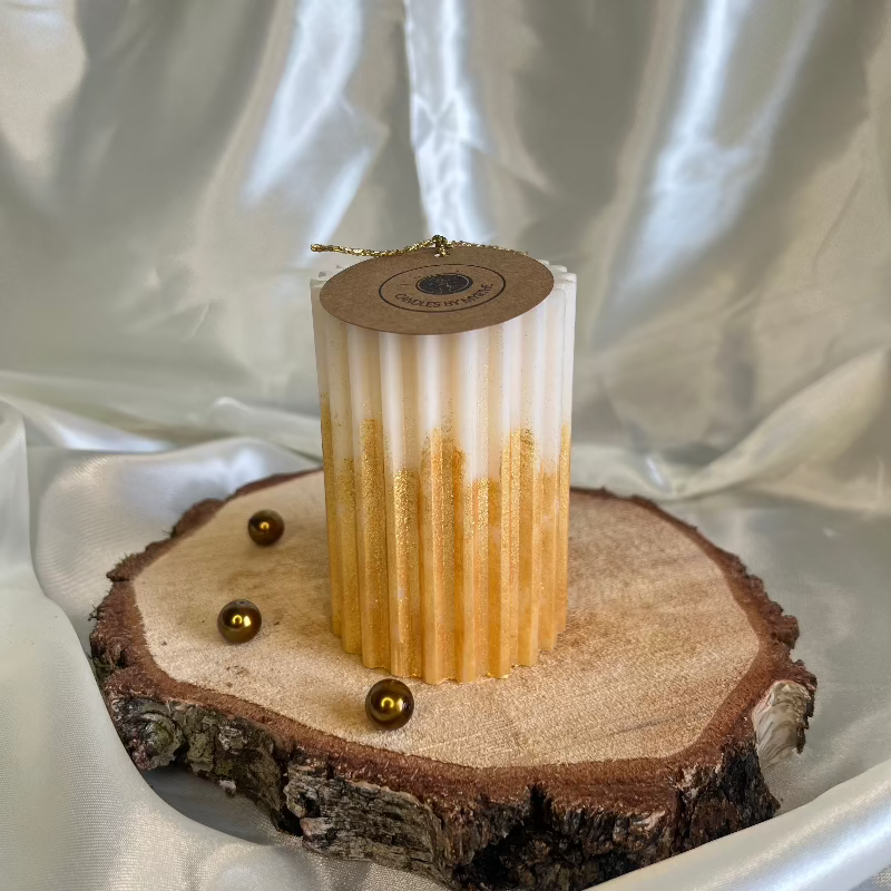 Handgemaakte duurzame sojawaskaars met elegante gouden glitters, ideaal voor stijlvolle decoratie in huis.