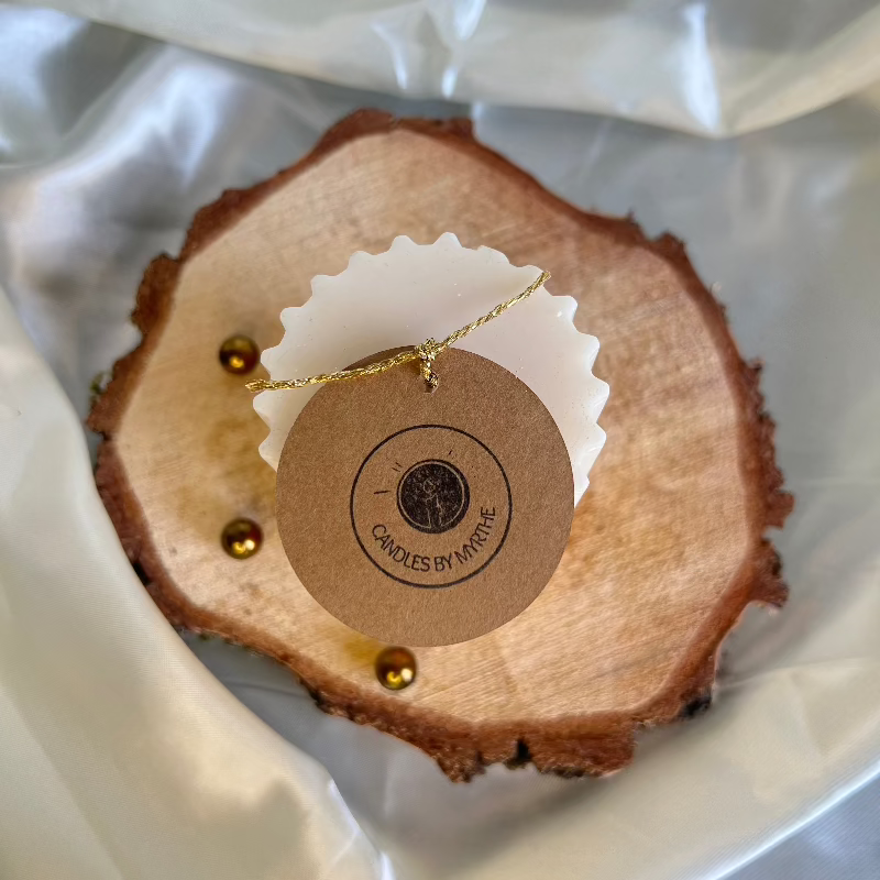 Stijlvolle Glow & Gold Candle in een sfeervolle setting, ontworpen voor duurzame en elegante verlichting.