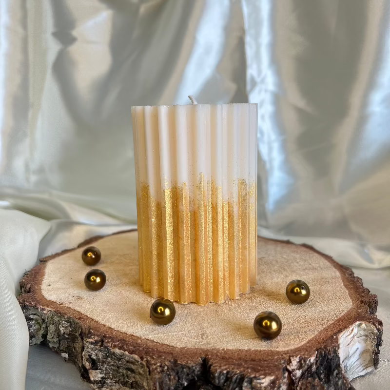 Close-up van de Glow & Gold Candle, een eco-vriendelijke kaars van 100% natuurlijke sojawas met katoenen lont.