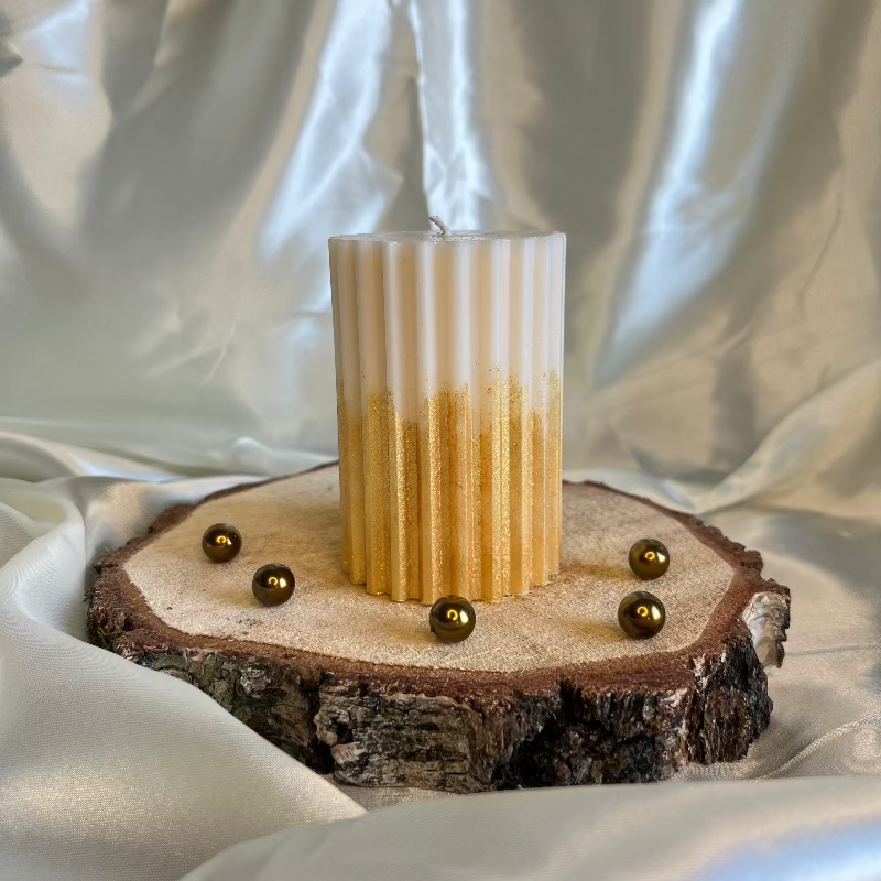 Afbeelding van de Glow & Gold Candle met gouden glitterdetails, perfect voor een luxueuze en feestelijke uitstraling.